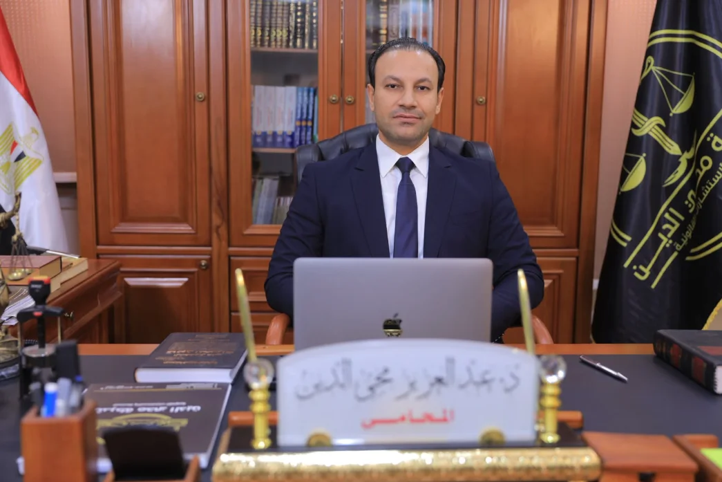 محام داخل مكتب قانوني حديث