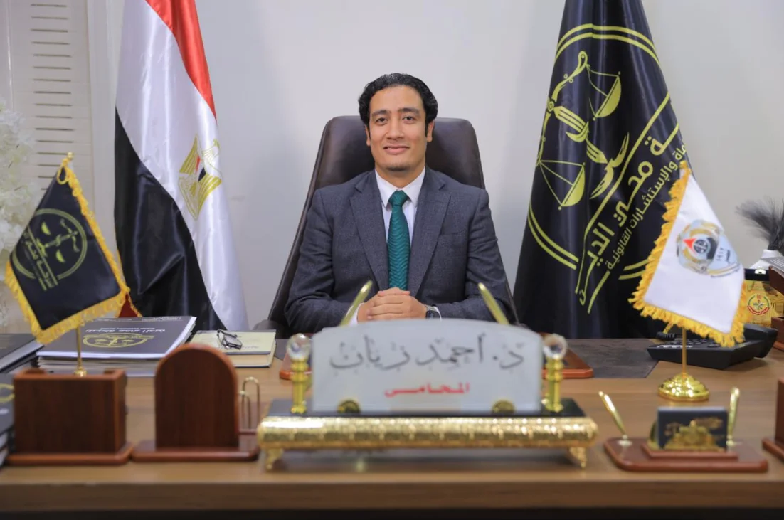 مستشار قانوني داخل مكتبه